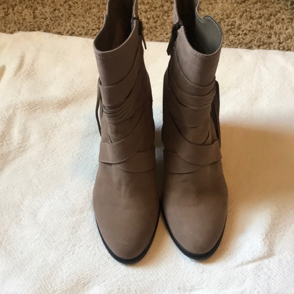 Vince Camuto Ferrah Bootie in Tan/Cashmere - Picture 3 of 4